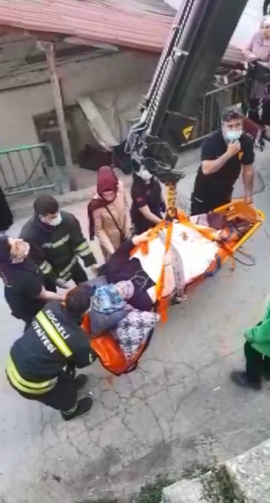 Kocaeli’de yatağa ve solunum cihazına bağlı halde yaşamını sürdürmeye çalışan 200 kilo ağırlığındaki Hayat Işık, itfaiye ekipleri olmadan ...