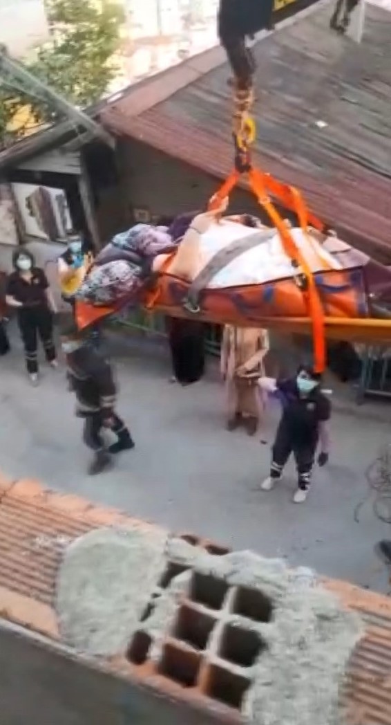 Kocaeli’de yatağa ve solunum cihazına bağlı halde yaşamını sürdürmeye çalışan 200 kilo ağırlığındaki Hayat Işık, itfaiye ekipleri olmadan ...