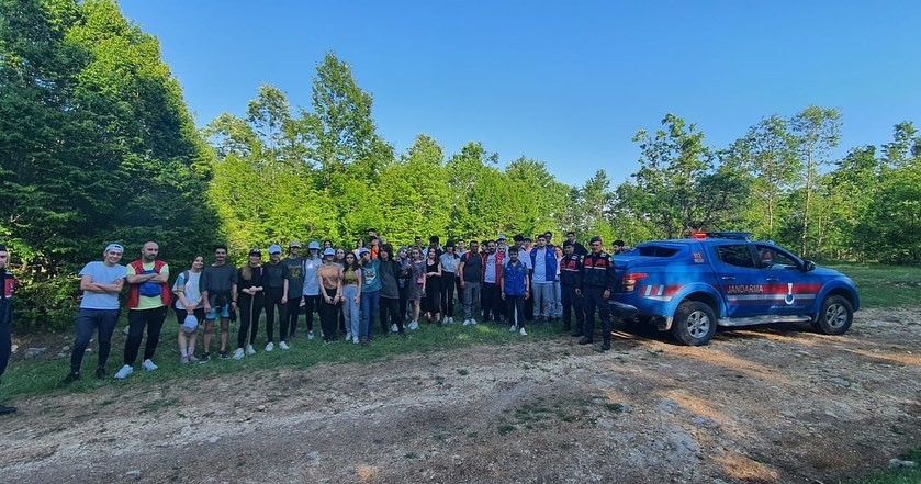 Kırklareli’nde ormanlık alanda kaybolan 100 kişilik öğrenci grubu jandarma ekiplerince bulundu. Alınan bilgiye göre, Kırklareli Üniversitesi Doğa ...