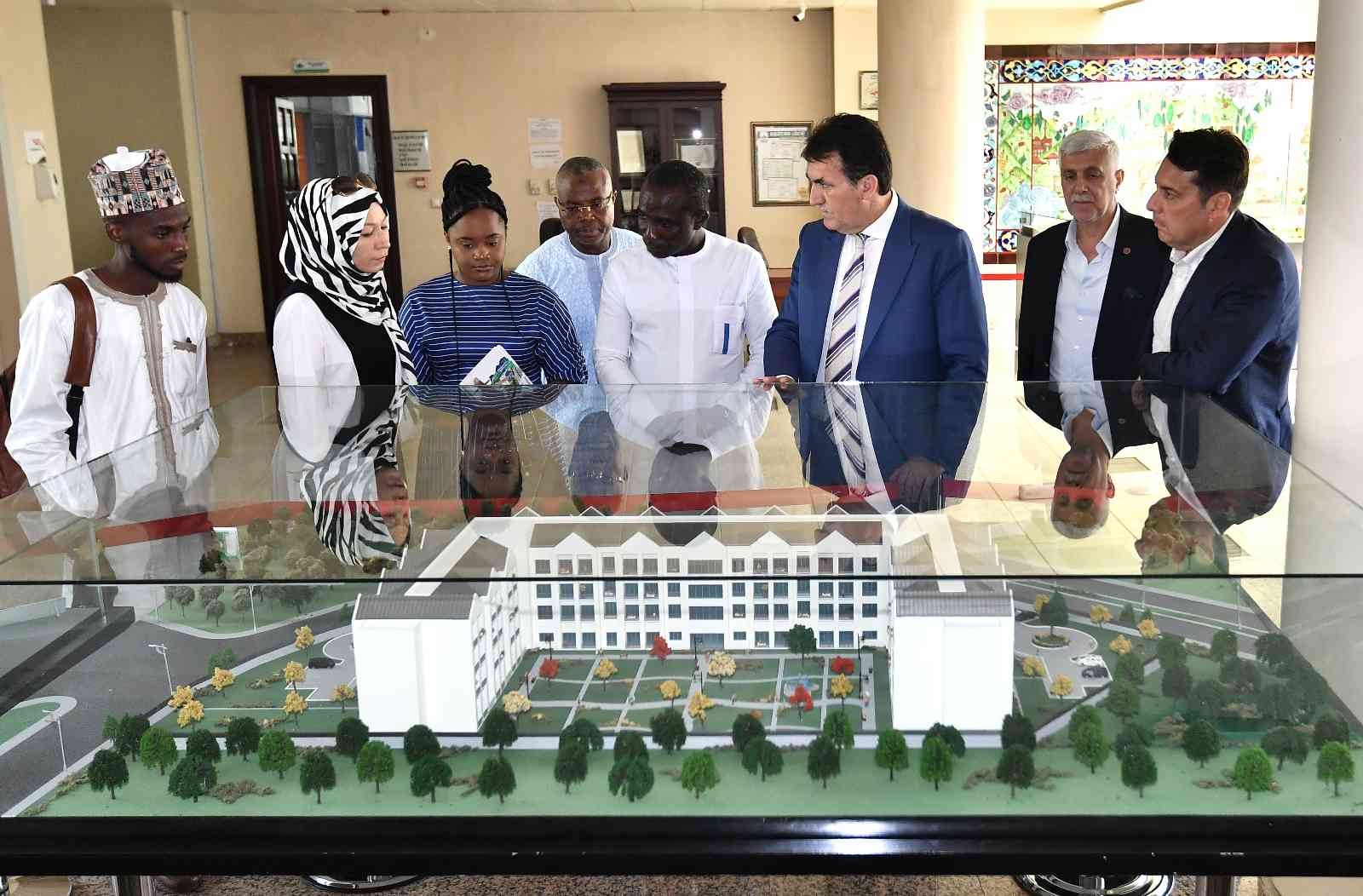 Resmi ziyaret için geldiği Osmangazi’de Başkan Mustafa Dündar tarafından ağırlanan Gana’nın Asokore Mampong Bölgesi Belediye Başkanı Kennedy ...