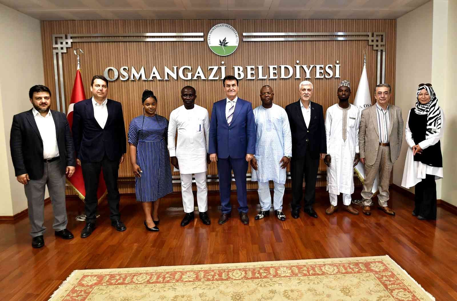Resmi ziyaret için geldiği Osmangazi’de Başkan Mustafa Dündar tarafından ağırlanan Gana’nın Asokore Mampong Bölgesi Belediye Başkanı Kennedy ...