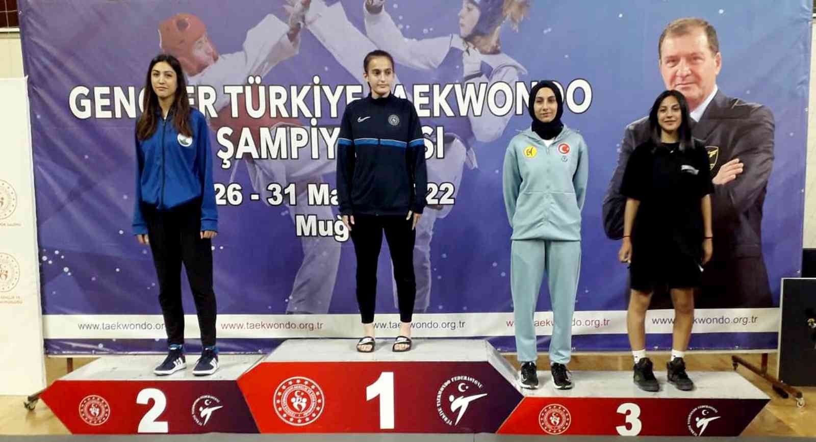 Osmangazili tekvandocudan gümüş madalya Osmangazi Belediyespor Tekvando Takımı sporcularından Şevval Melek Kambur, Muğla’da düzenlenen Gençler Türkiye Tekvando Şampiyonası’nda gümüş ...