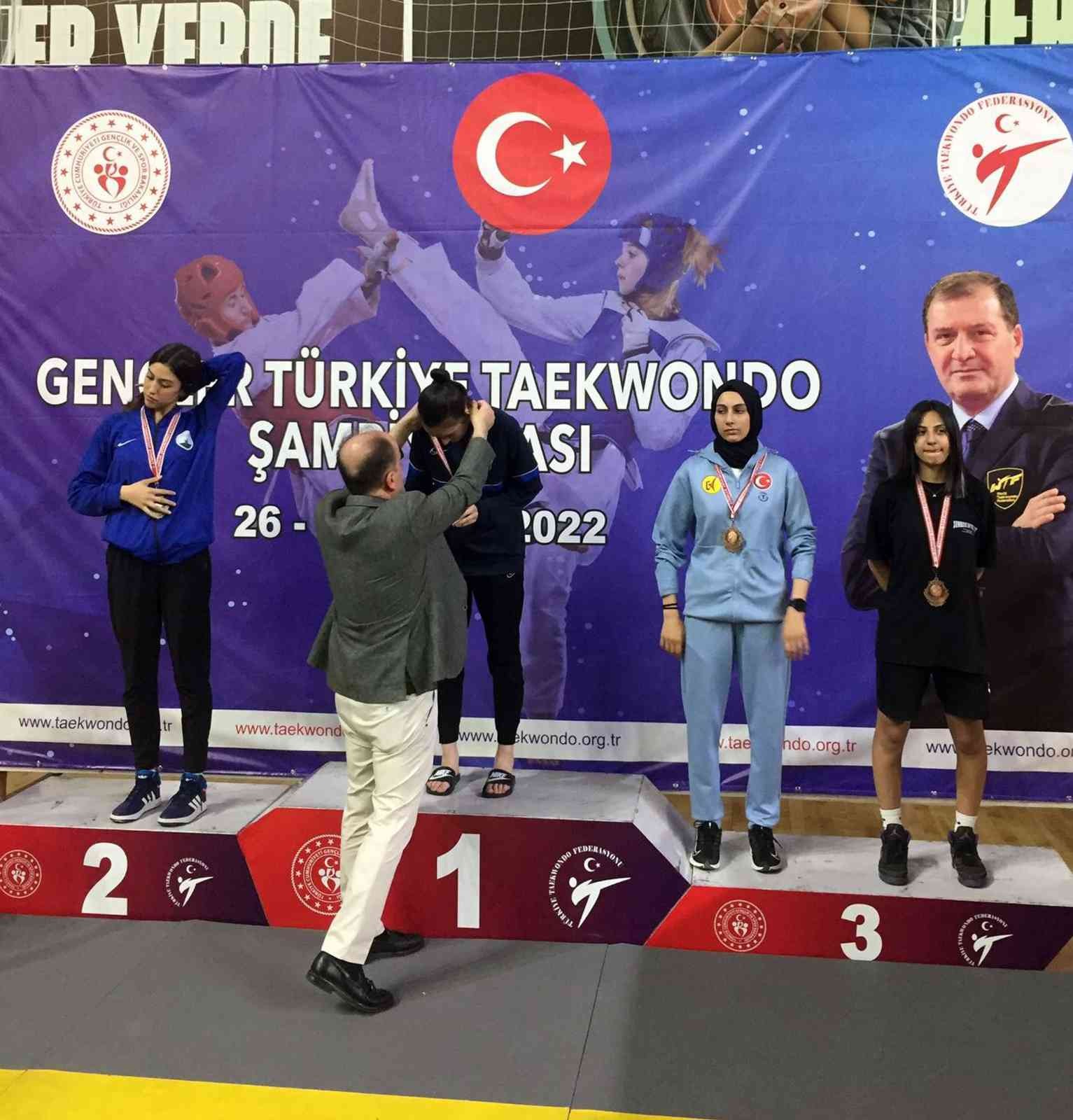 Osmangazili tekvandocudan gümüş madalya Osmangazi Belediyespor Tekvando Takımı sporcularından Şevval Melek Kambur, Muğla’da düzenlenen Gençler Türkiye Tekvando Şampiyonası’nda gümüş ...