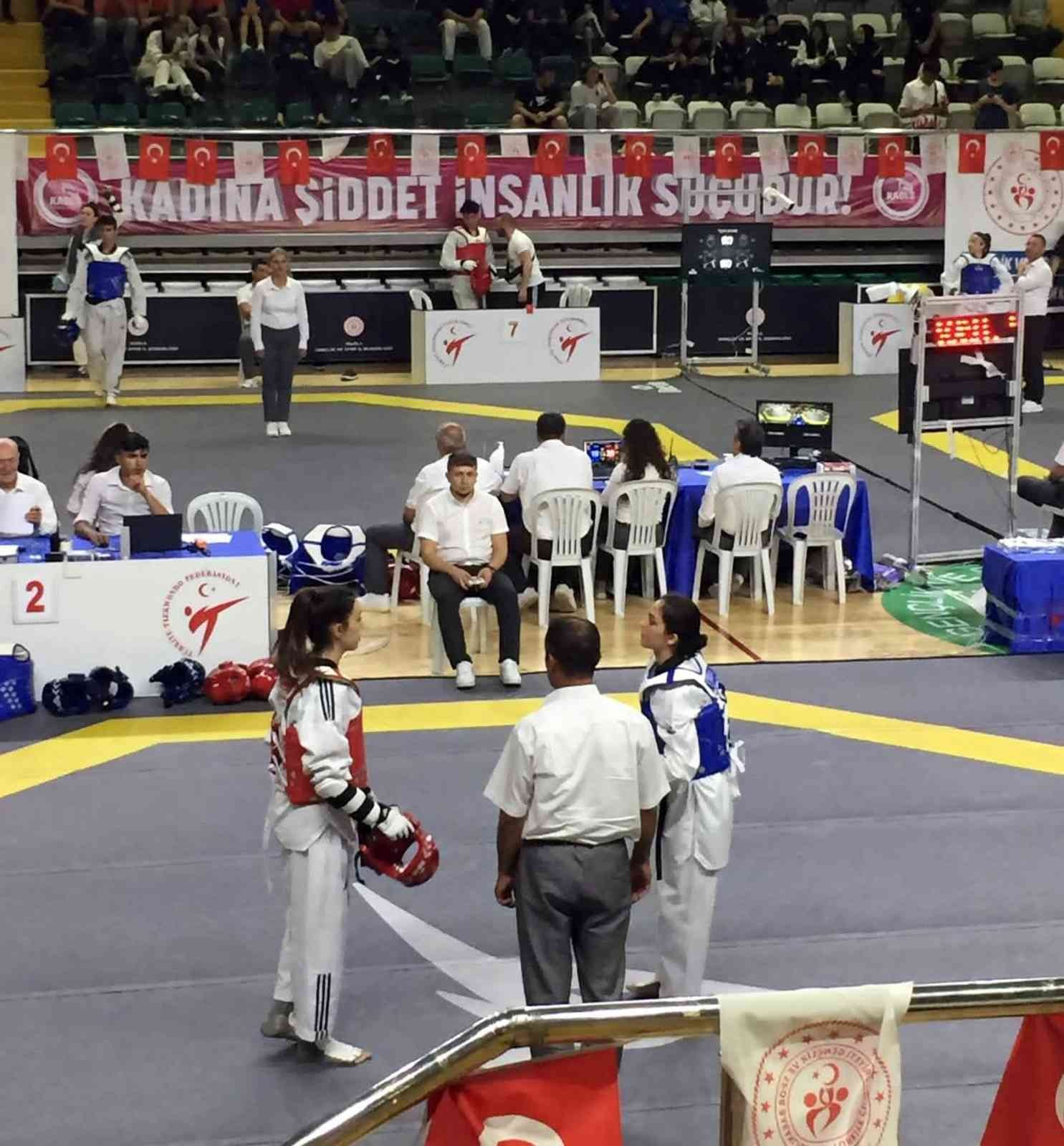 Osmangazili tekvandocudan gümüş madalya Osmangazi Belediyespor Tekvando Takımı sporcularından Şevval Melek Kambur, Muğla’da düzenlenen Gençler Türkiye Tekvando Şampiyonası’nda gümüş ...