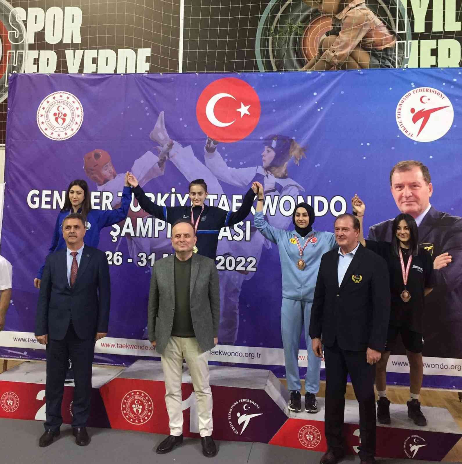 Osmangazili tekvandocudan gümüş madalya Osmangazi Belediyespor Tekvando Takımı sporcularından Şevval Melek Kambur, Muğla’da düzenlenen Gençler Türkiye Tekvando Şampiyonası’nda gümüş ...