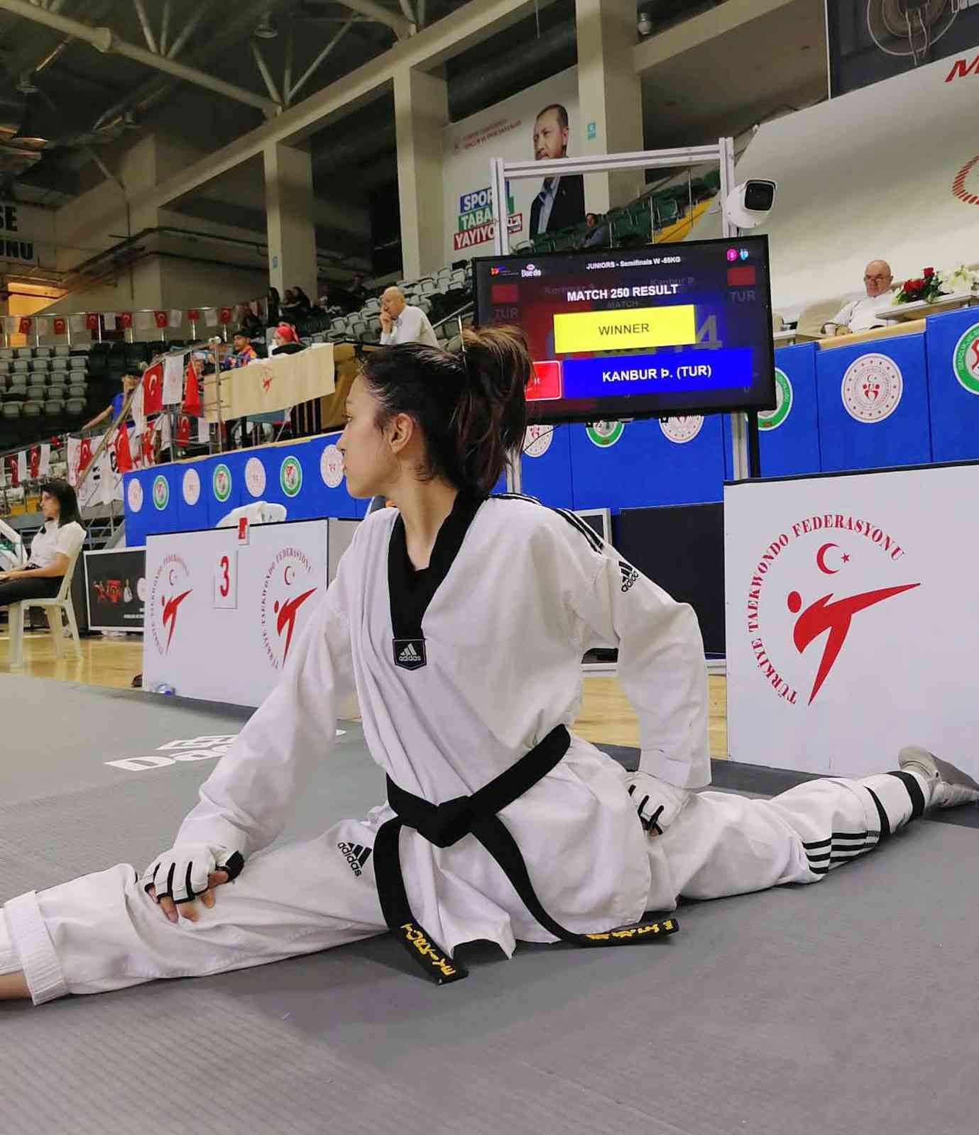 Osmangazili tekvandocudan gümüş madalya Osmangazi Belediyespor Tekvando Takımı sporcularından Şevval Melek Kambur, Muğla’da düzenlenen Gençler Türkiye Tekvando Şampiyonası’nda gümüş ...