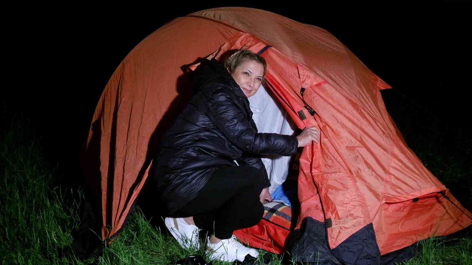 Otellerde yer bulamayan Kakava Hıdırellez şenliklerine gelenler çadırlarda uyudu Edirne’de on binlerce vatandaşın katılımıyla gerçekleştirilen Kakava Hıdırellez şenliklerine gelen ziyaretçiler, otellerde yer bulamayınca ...