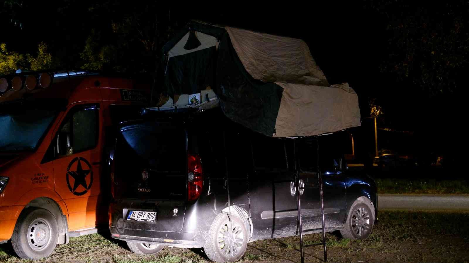 Otellerde yer bulamayan Kakava Hıdırellez şenliklerine gelenler çadırlarda uyudu Edirne’de on binlerce vatandaşın katılımıyla gerçekleştirilen Kakava Hıdırellez şenliklerine gelen ziyaretçiler, otellerde yer bulamayınca ...