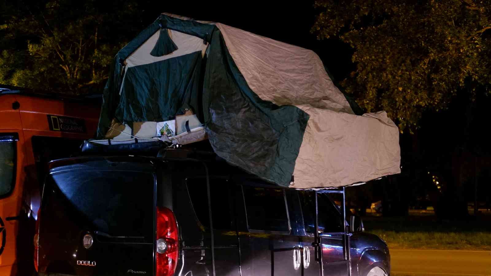 Otellerde yer bulamayan Kakava Hıdırellez şenliklerine gelenler çadırlarda uyudu Edirne’de on binlerce vatandaşın katılımıyla gerçekleştirilen Kakava Hıdırellez şenliklerine gelen ziyaretçiler, otellerde yer bulamayınca ...