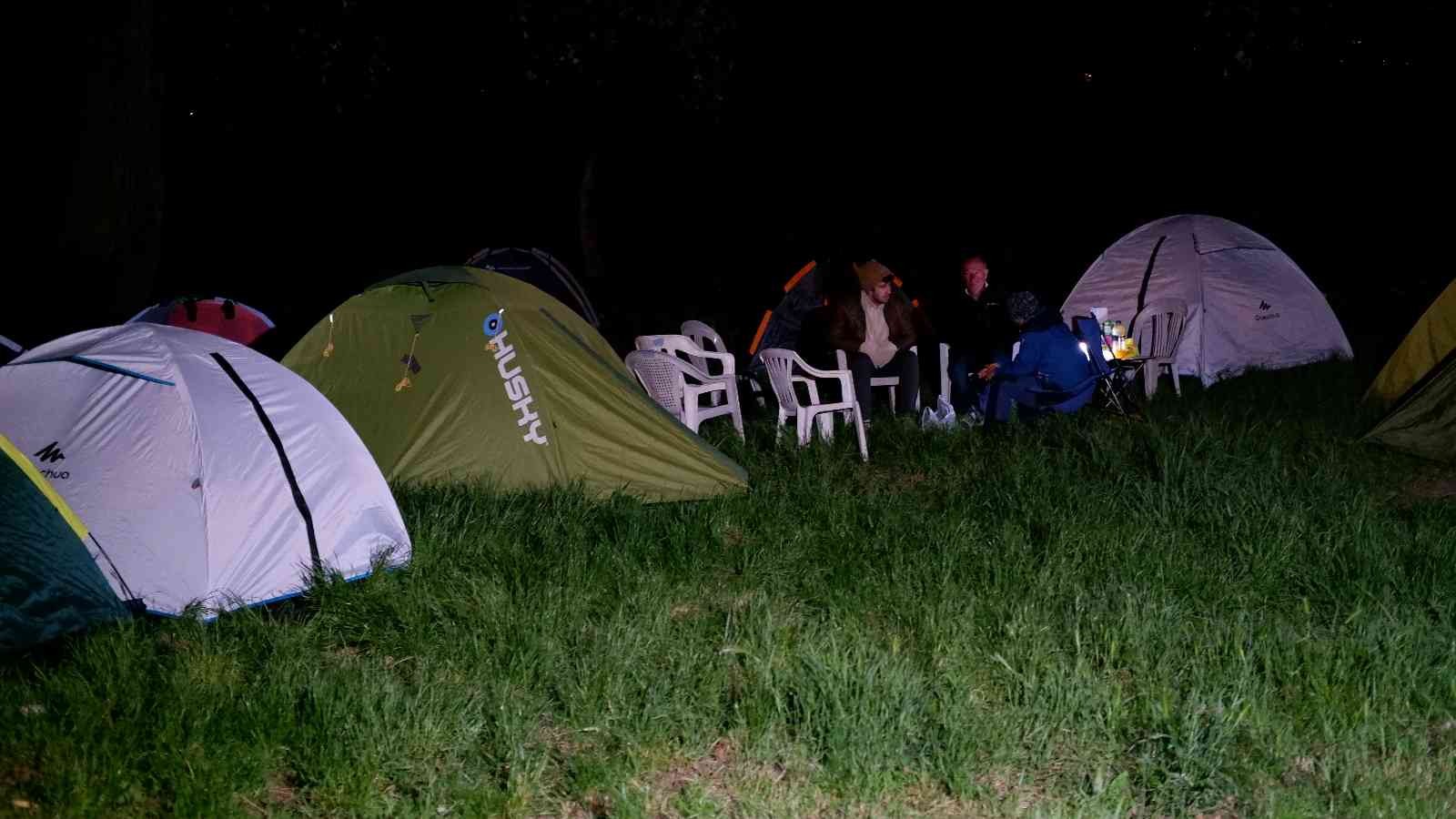 Otellerde yer bulamayan Kakava Hıdırellez şenliklerine gelenler çadırlarda uyudu Edirne’de on binlerce vatandaşın katılımıyla gerçekleştirilen Kakava Hıdırellez şenliklerine gelen ziyaretçiler, otellerde yer bulamayınca ...