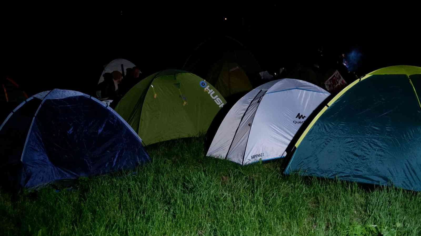 Otellerde yer bulamayan Kakava Hıdırellez şenliklerine gelenler çadırlarda uyudu Edirne’de on binlerce vatandaşın katılımıyla gerçekleştirilen Kakava Hıdırellez şenliklerine gelen ziyaretçiler, otellerde yer bulamayınca ...
