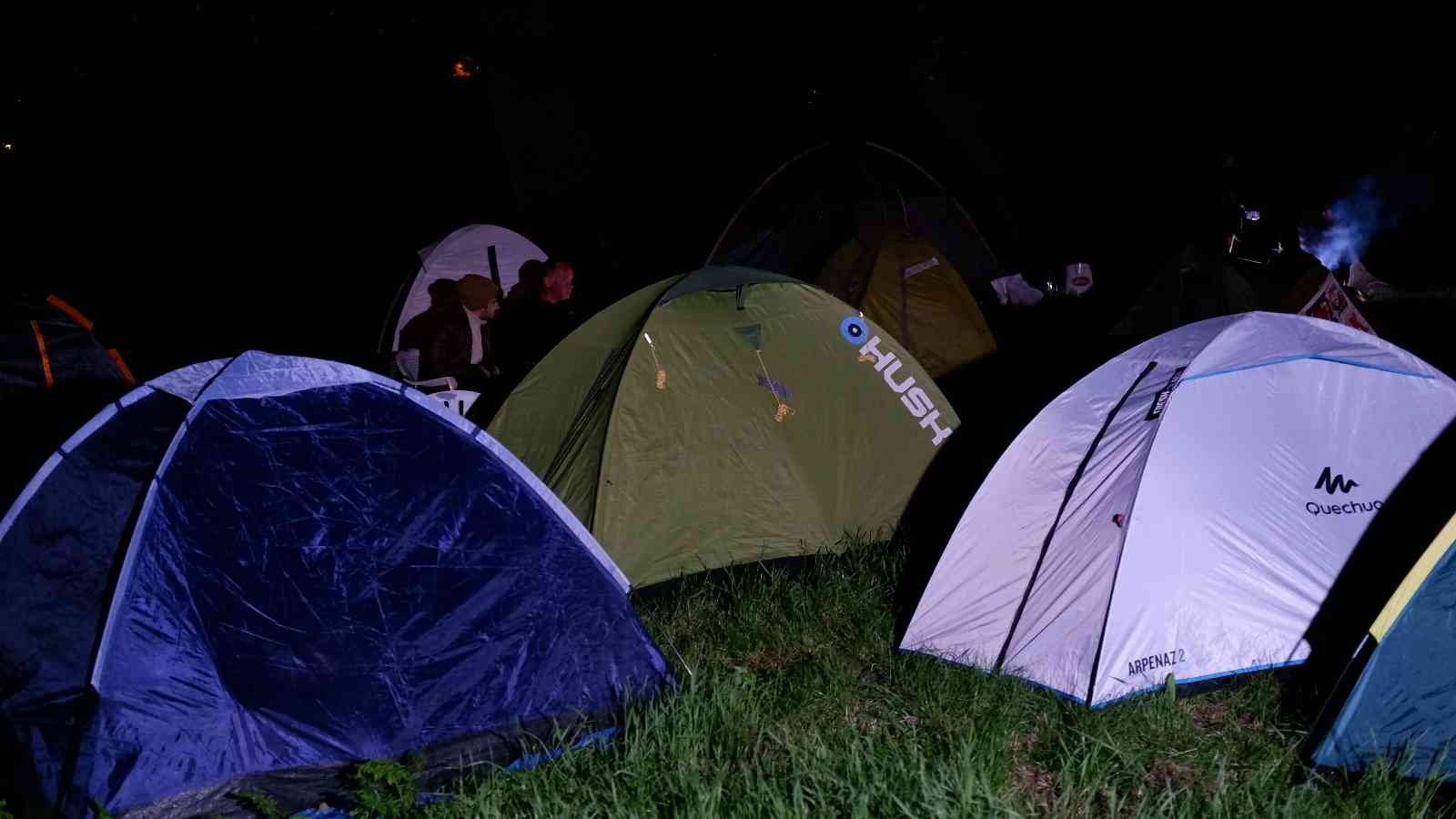 Otellerde yer bulamayan Kakava Hıdırellez şenliklerine gelenler çadırlarda uyudu Edirne’de on binlerce vatandaşın katılımıyla gerçekleştirilen Kakava Hıdırellez şenliklerine gelen ziyaretçiler, otellerde yer bulamayınca ...