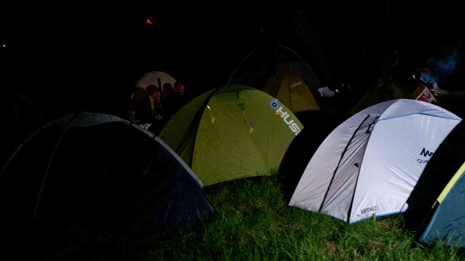 Otellerde yer bulamayan Kakava Hıdırellez şenliklerine gelenler çadırlarda uyudu Edirne’de on binlerce vatandaşın katılımıyla gerçekleştirilen Kakava Hıdırellez şenliklerine gelen ziyaretçiler, otellerde yer bulamayınca ...