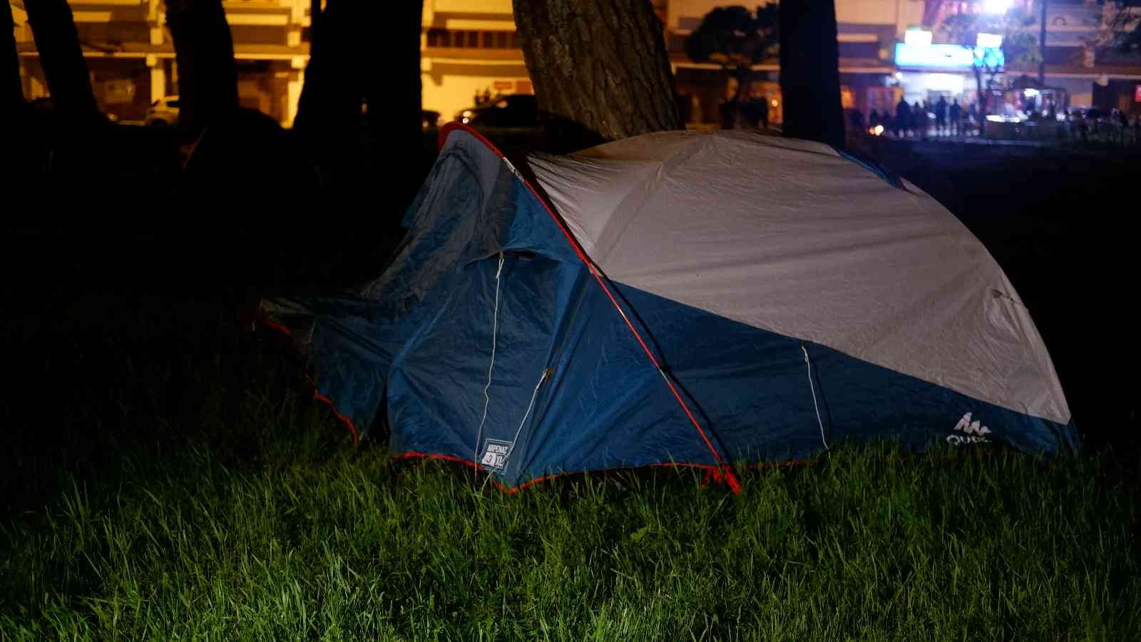 Otellerde yer bulamayan Kakava Hıdırellez şenliklerine gelenler çadırlarda uyudu Edirne’de on binlerce vatandaşın katılımıyla gerçekleştirilen Kakava Hıdırellez şenliklerine gelen ziyaretçiler, otellerde yer bulamayınca ...