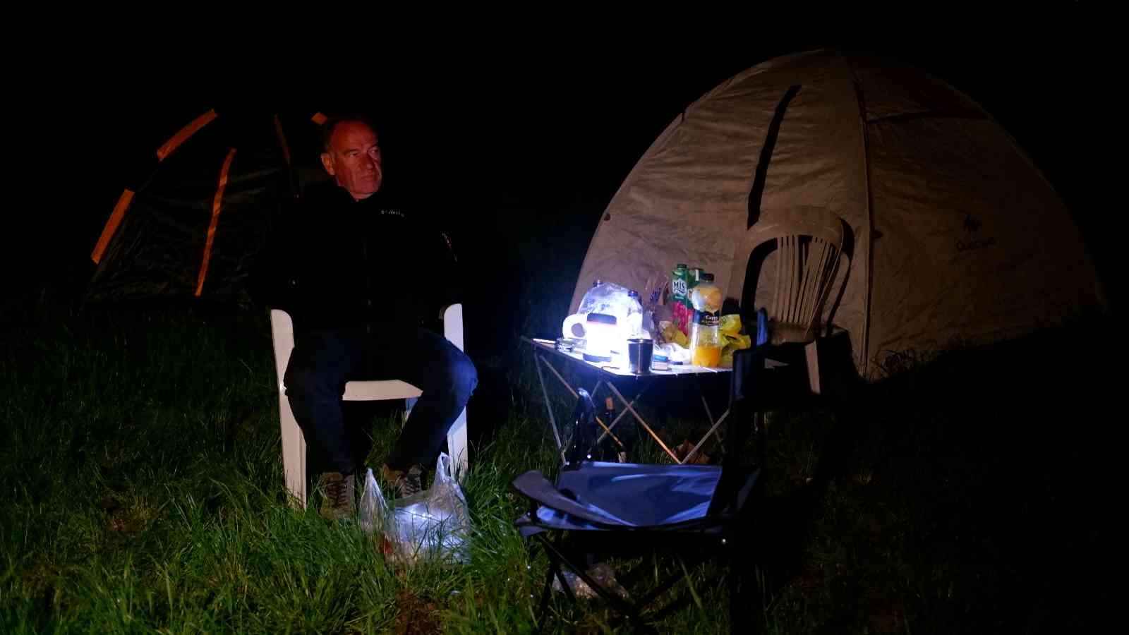 Otellerde yer bulamayan Kakava Hıdırellez şenliklerine gelenler çadırlarda uyudu Edirne’de on binlerce vatandaşın katılımıyla gerçekleştirilen Kakava Hıdırellez şenliklerine gelen ziyaretçiler, otellerde yer bulamayınca ...