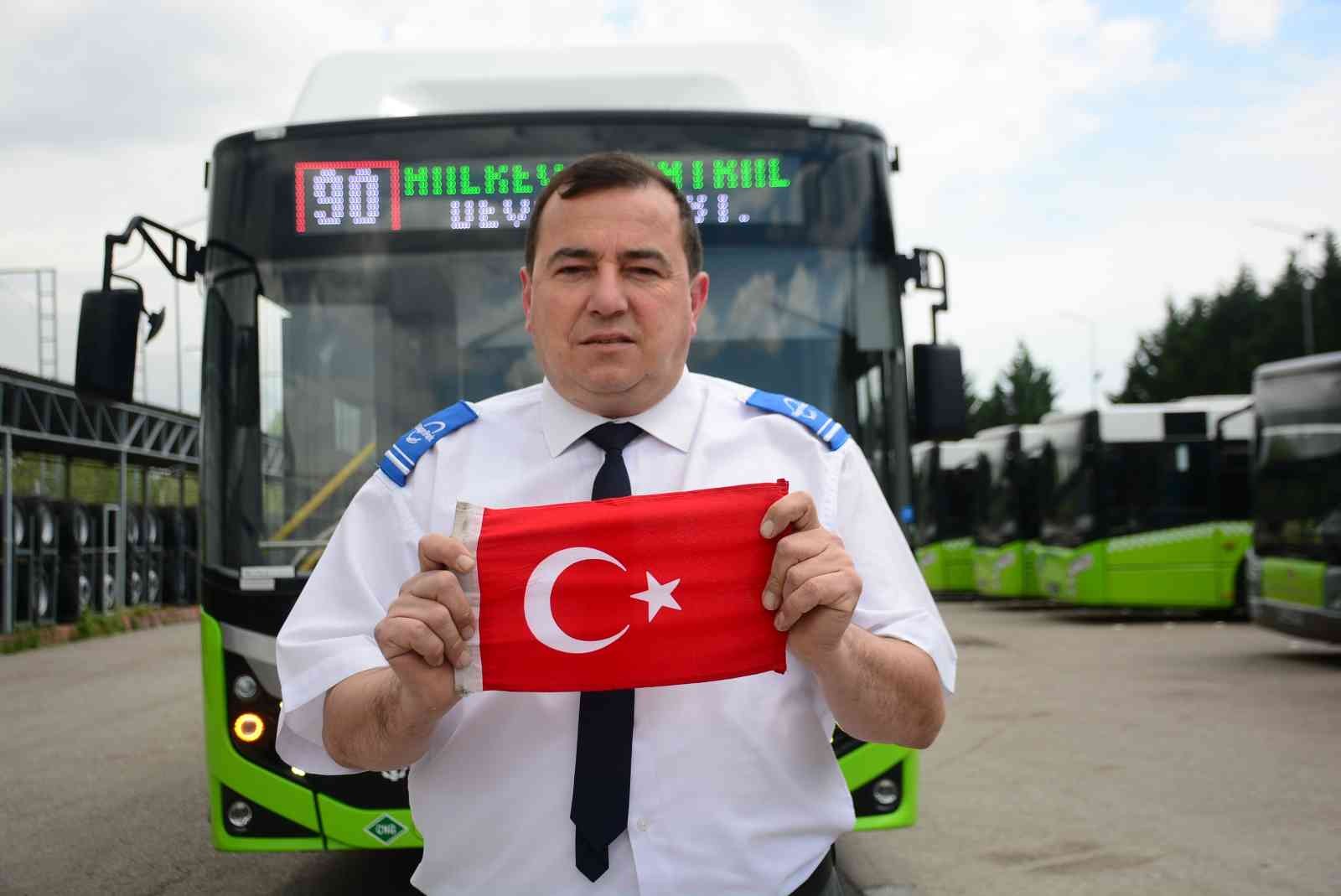 Kocaeli’de belediye otobüsünü durdurarak yerdeki Türk bayrağını alan şoför İbrahim Aslan, "Şehitlerimizin kanıyla bulanmış Türk bayrağımızı ...
