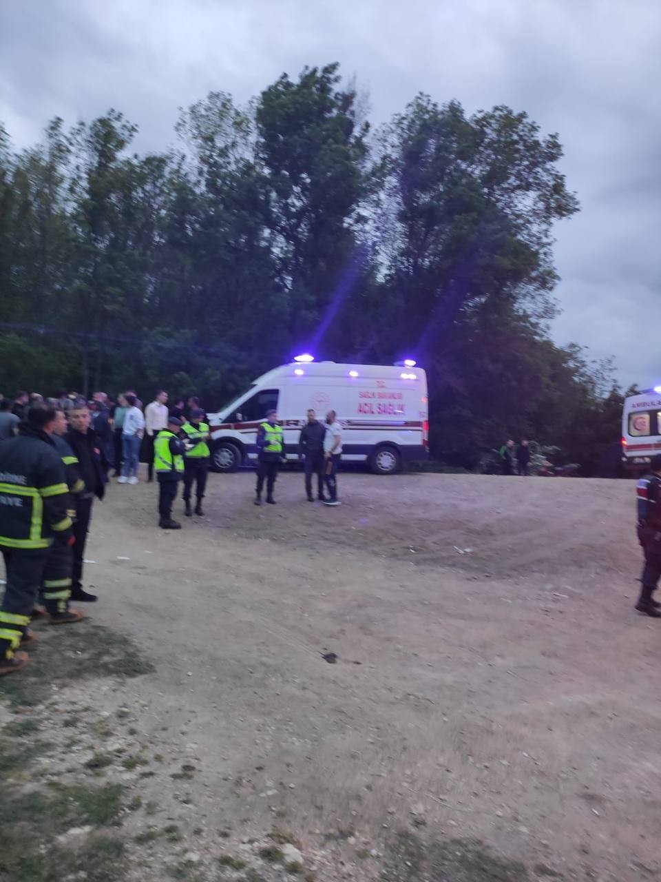 Edirne’de kontrolden çıkan bir otomobilin Tunca Nehri’ne uçtuğu kazada 2’si ağır 3 kişi yaralandı. Alınan bilgiye göre, kontrolden çıkan bir ...