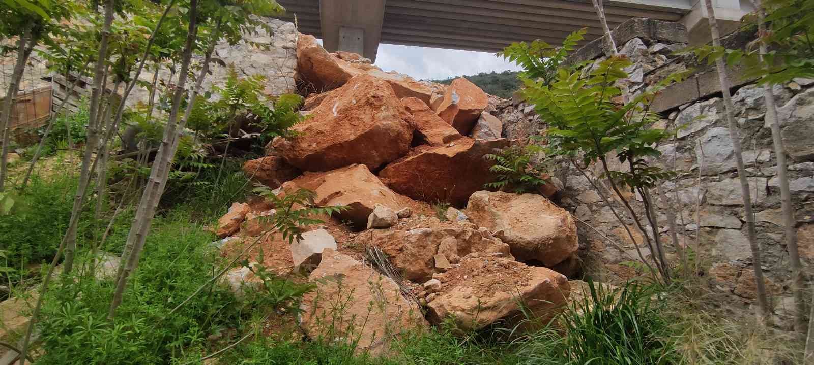 (Özel) Evlerinin üzerinde dev kayalar var, korku içinde yaşıyorlar Bursa’da vatandaşlar evlerinin üzerine bırakılan dev kayalara önlem alınmasını istiyor. Bursa’nın Kestel ilçesi Dudaklı köyü sakinleri evlerinin ...