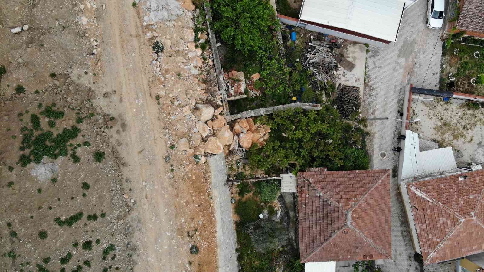 (Özel) Evlerinin üzerinde dev kayalar var, korku içinde yaşıyorlar Bursa’da vatandaşlar evlerinin üzerine bırakılan dev kayalara önlem alınmasını istiyor. Bursa’nın Kestel ilçesi Dudaklı köyü sakinleri evlerinin ...