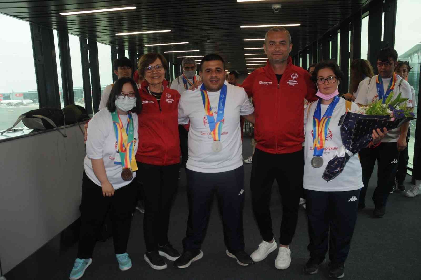 Malta’da düzenlenen Özel Olimpiyatlar Avrupa Oyunları’nda 21 madalya elde eden Özel Olimpiyatlar Türkiye sporcuları, yurda döndü. Malta’da 13-18 ...