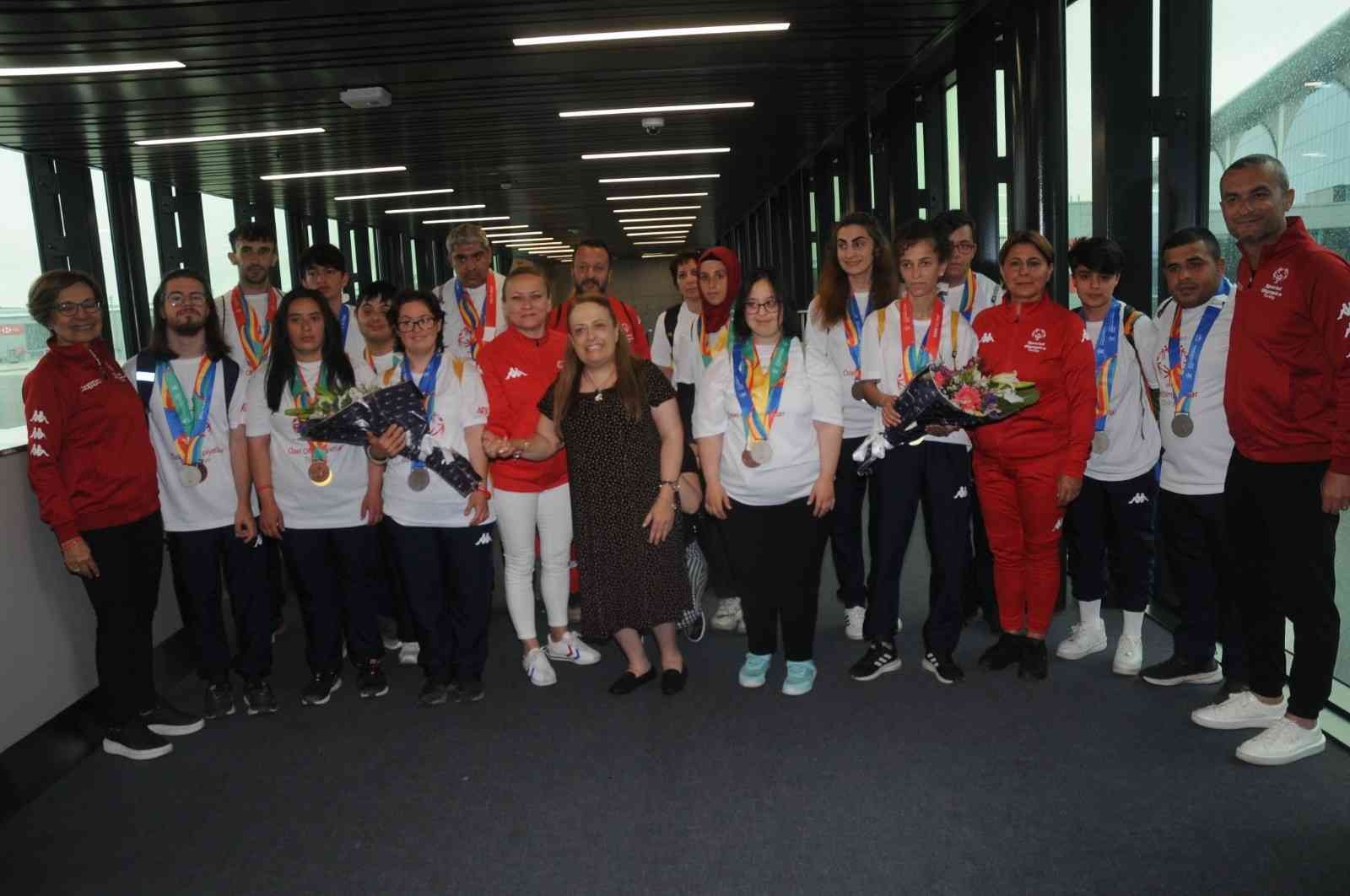 Malta’da düzenlenen Özel Olimpiyatlar Avrupa Oyunları’nda 21 madalya elde eden Özel Olimpiyatlar Türkiye sporcuları, yurda döndü. Malta’da 13-18 ...