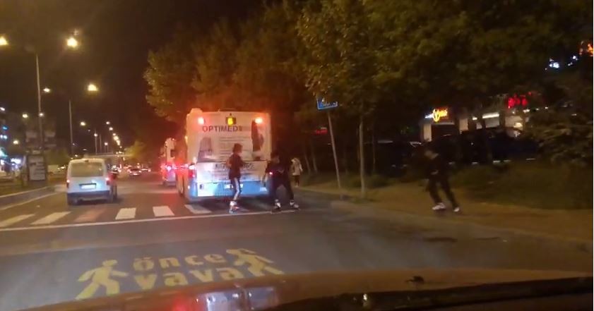 Patenci gençlerin tehlikeli yolculuğu kamerada Tekirdağ’ın Çorlu ilçesinde halk otobüsünün arkasına tutunarak yolculuk etmeye çalışan patenci gençler, kazaya davetiye çıkardı. Tepki çeken ...