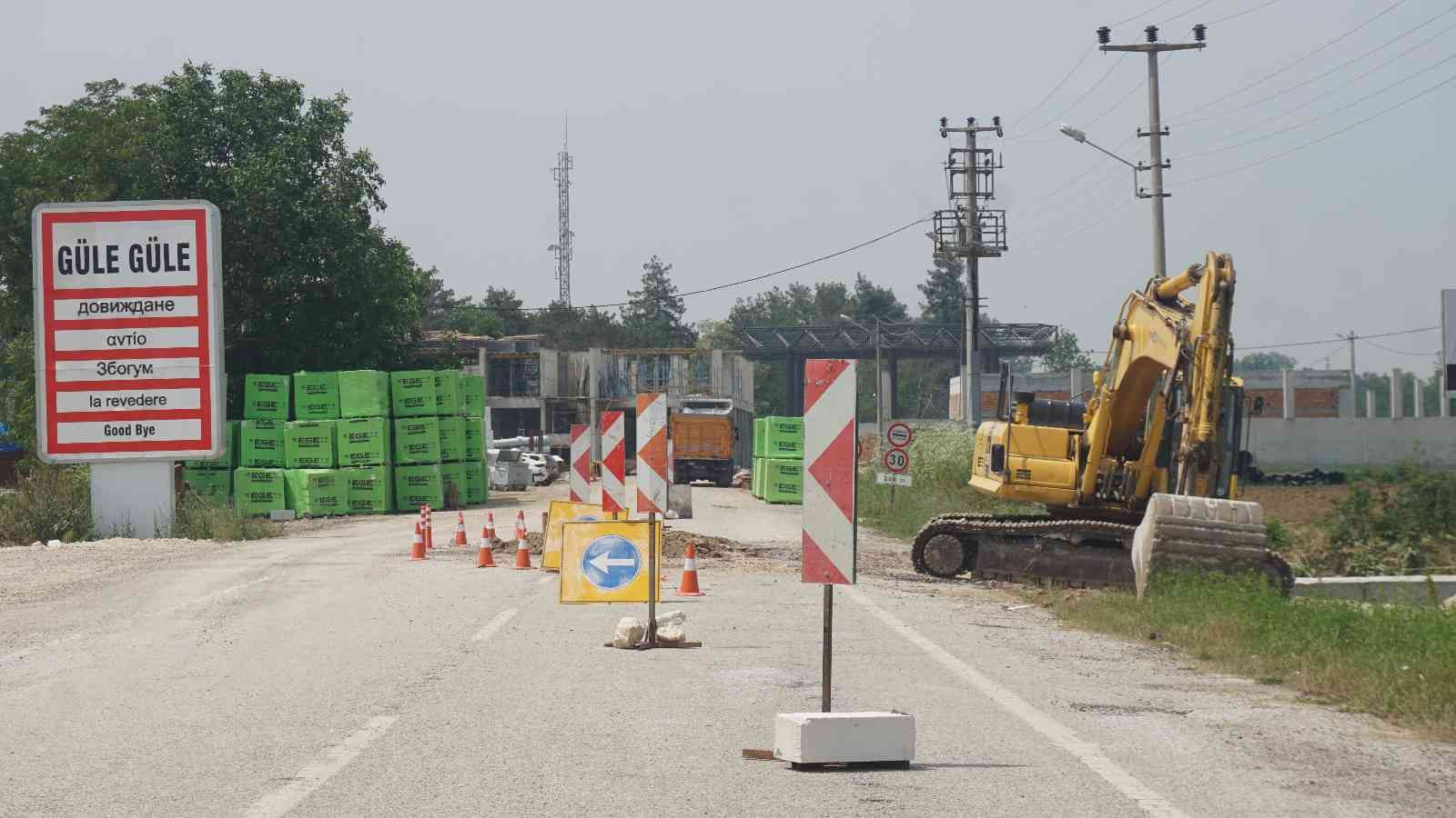 Türkiye’nin Yunanistan’a açılan sınır kapılarından birisi olan Pazarkule Sınır Kapısı’nda gerçekleştirilen modernizasyon çalışmalarının yüzde 50 ...