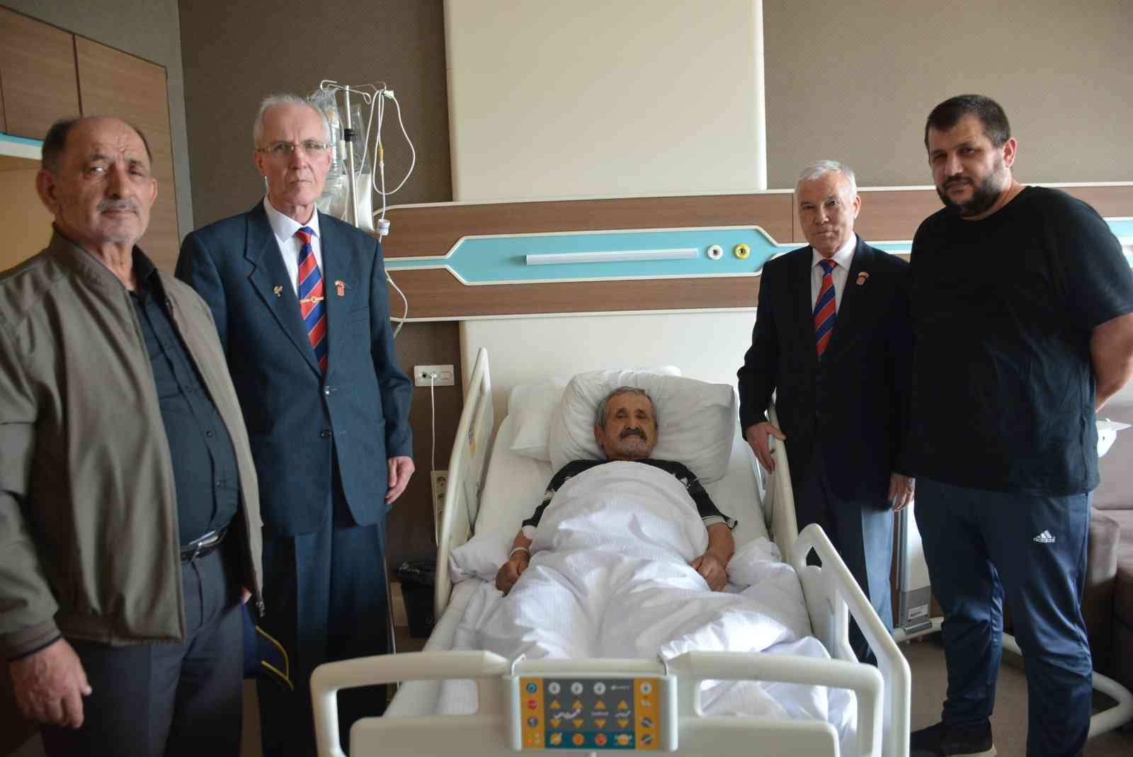 Pide kuyruğunda saldırıya uğrayan Kıbrıs gazisine destek Kocaeli’de geçen hafta saldırıya uğrayan Kıbrıs gazisi Abdullah Al’a Türkiye Muharip Gaziler Derneği’nden destek geldi. Al’ı ziyaret eden Türkiye ...