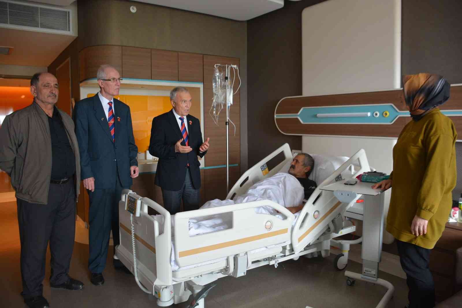 Pide kuyruğunda saldırıya uğrayan Kıbrıs gazisine destek Kocaeli’de geçen hafta saldırıya uğrayan Kıbrıs gazisi Abdullah Al’a Türkiye Muharip Gaziler Derneği’nden destek geldi. Al’ı ziyaret eden Türkiye ...