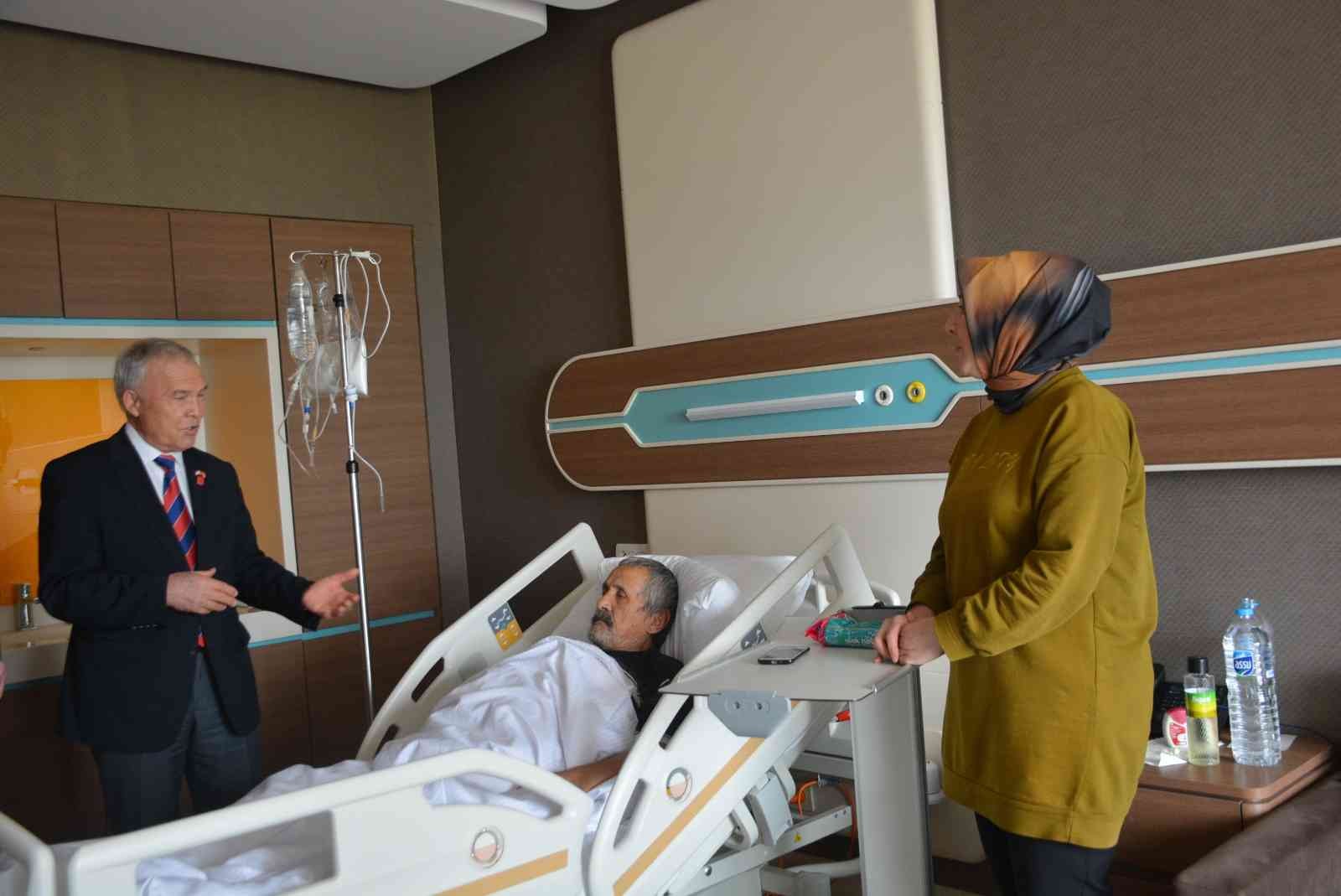 Pide kuyruğunda saldırıya uğrayan Kıbrıs gazisine destek Kocaeli’de geçen hafta saldırıya uğrayan Kıbrıs gazisi Abdullah Al’a Türkiye Muharip Gaziler Derneği’nden destek geldi. Al’ı ziyaret eden Türkiye ...