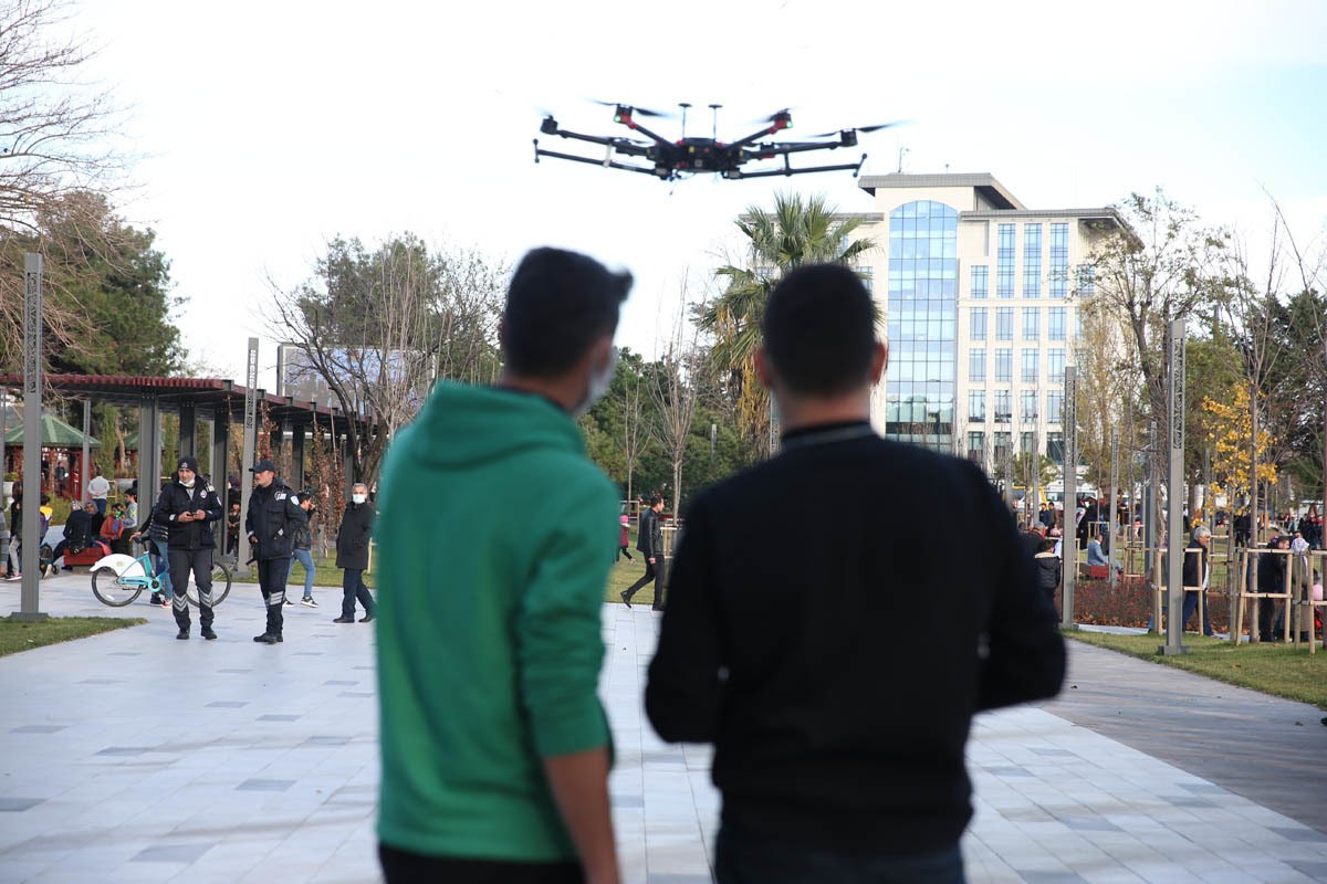 Zeytinburnu Gençlik Merkezi (ZEYGEM)’nin 3’üncü dönem drone eğitimleri başlıyor. Drone kullanmaya meraklı gençler eğitim sonunda ‘SHGM Onaylı ...