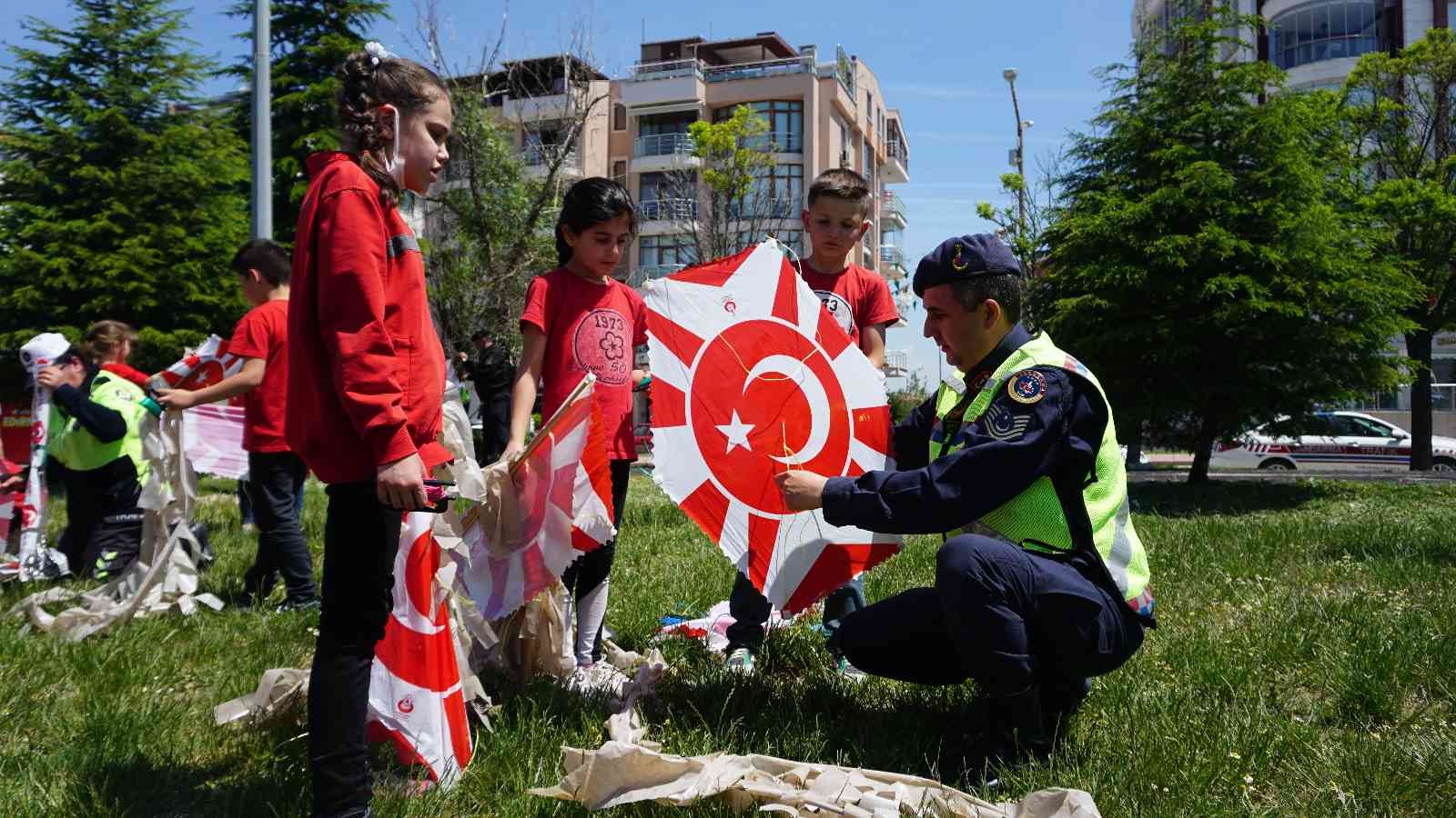 Edirne’de İl Emniyet Müdürlüğü ve Jandarma Komutanlığı ekipleri tarafından ‘Trafik Haftası’ etkinlikleri çerçevesinde uçurtma şenliği düzenlendi ...
