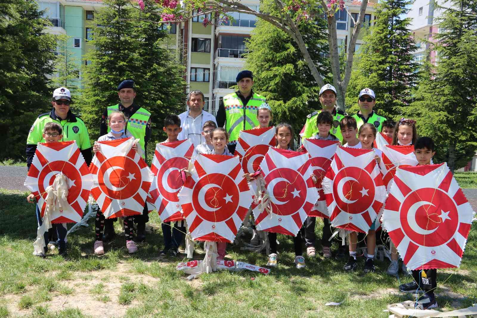 Edirne’de İl Emniyet Müdürlüğü ve Jandarma Komutanlığı ekipleri tarafından ‘Trafik Haftası’ etkinlikleri çerçevesinde uçurtma şenliği düzenlendi ...