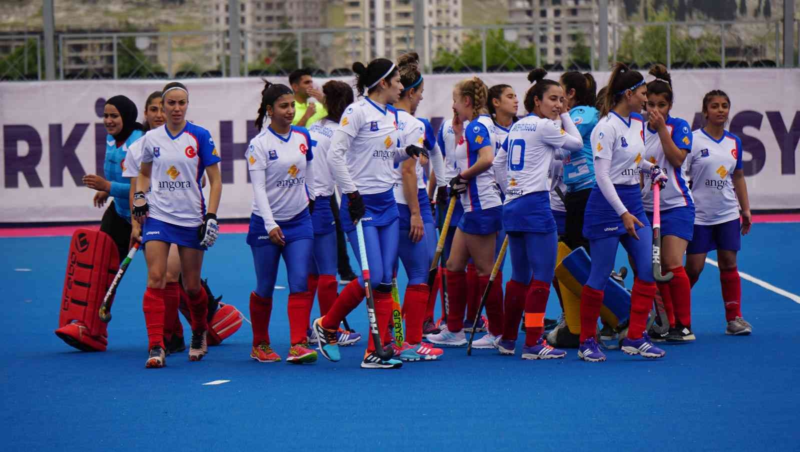 Polisgücü şampiyonluğa koşuyor Gaziantep Polisgücü Kadın Hokey takımı, Açık Alan Süper Ligi’nin beşinci gününde karşılaştığı Nizip Mehmet Akif Ersoy Halk Eğitimi Merkezi’ni 24 ...