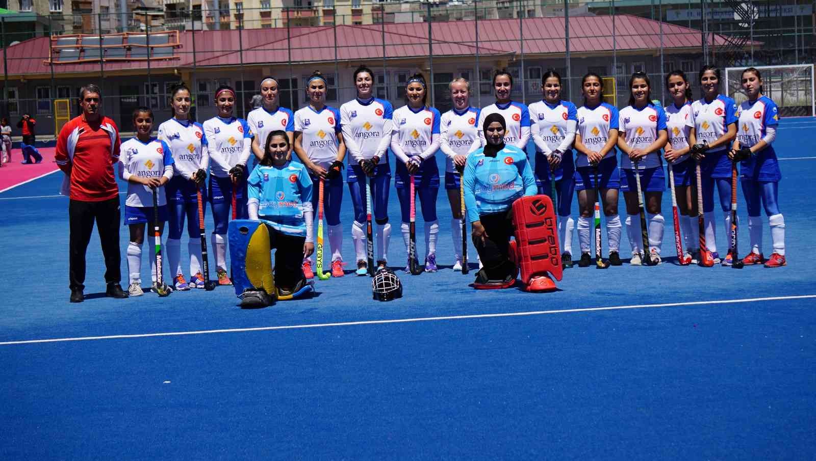 Gaziantep Polisgücü Spor Kadın Hokey Takımı, Kırıkkale Akademi Gençlik Spor Kulübü Kadın Hokey Takımı’nı 15-0’lık farklı bir skorla mağlup etti ...