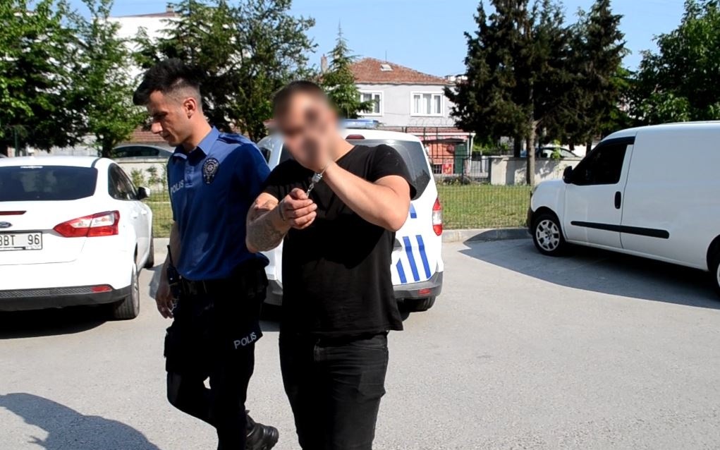 Polisten kaçan ehliyetsiz ve alkollü sürücünün 3 ayrı suç kaydı çıktı Tekirdağ Çorlu’da polisin ‘dur’ ihtarına uymayan sürücü, 5 kilometre süren kovalamaca sonrası Motosikletli Yunus Polisi tarafından Ergene ...