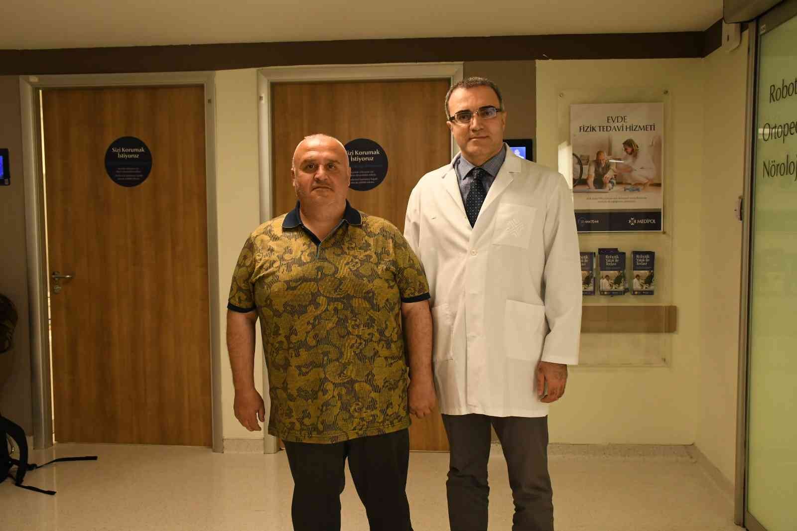 Kalça protezi ameliyatından sonra her şey yolunda ilerlerken bir yıl önce başlayan kalça ağrısı giderek şiddetlenen ve yürümekte zorlanan ...