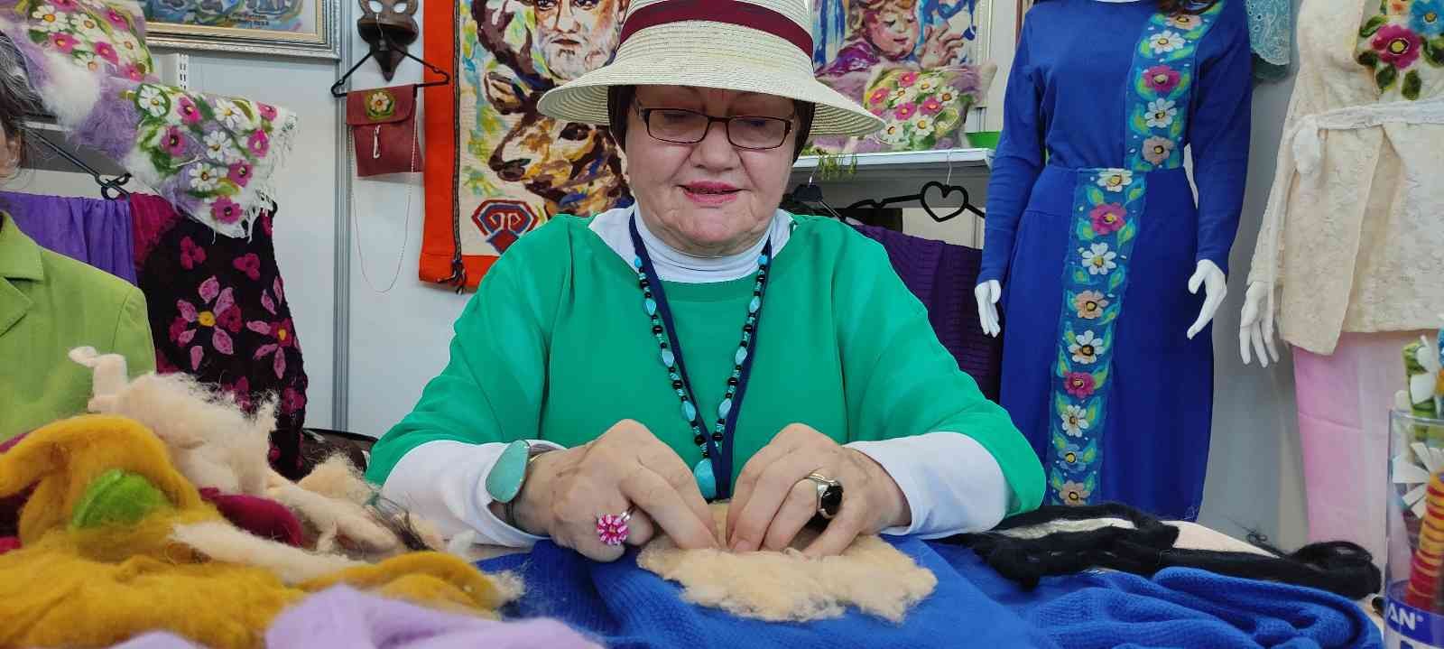 Resimlerini boya ve fırça yerine yünle yapıyor Bursa’da emekli resim öğretmeninin yün kullanarak yaptığı resimleri görenler hayran kalıyor. Uzun yıllar resim öğretmenliği yaptıktan sonra ...