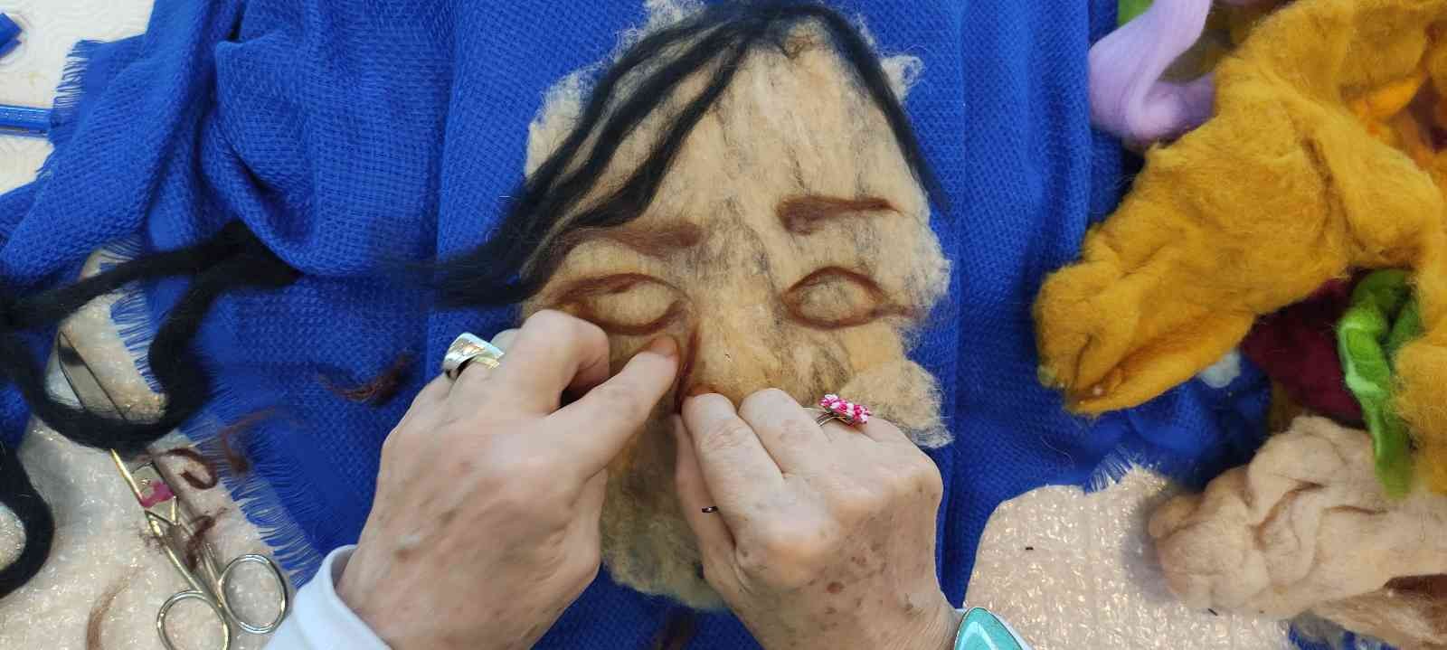 Resimlerini boya ve fırça yerine yünle yapıyor Bursa’da emekli resim öğretmeninin yün kullanarak yaptığı resimleri görenler hayran kalıyor. Uzun yıllar resim öğretmenliği yaptıktan sonra ...