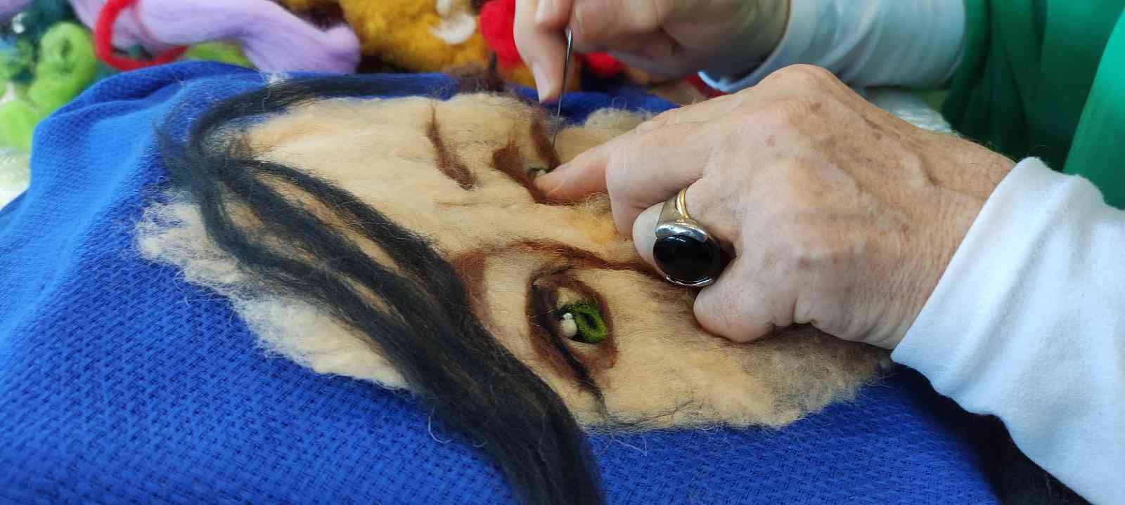 Resimlerini boya ve fırça yerine yünle yapıyor Bursa’da emekli resim öğretmeninin yün kullanarak yaptığı resimleri görenler hayran kalıyor. Uzun yıllar resim öğretmenliği yaptıktan sonra ...