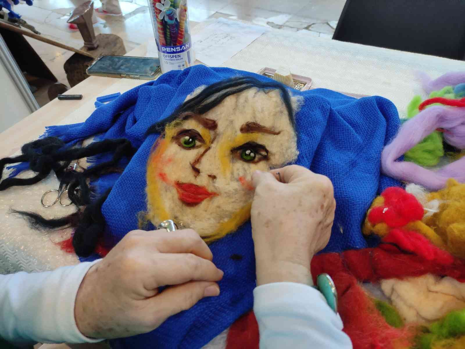 Resimlerini boya ve fırça yerine yünle yapıyor Bursa’da emekli resim öğretmeninin yün kullanarak yaptığı resimleri görenler hayran kalıyor. Uzun yıllar resim öğretmenliği yaptıktan sonra ...