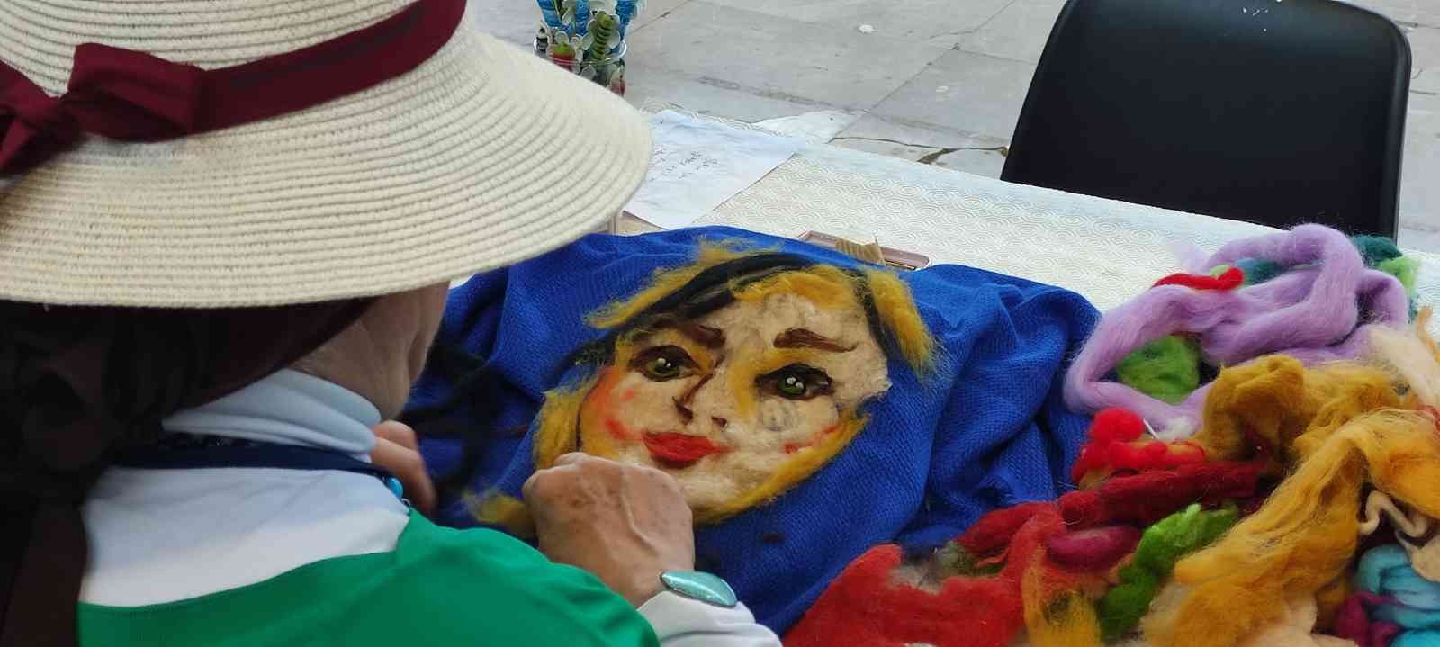 Resimlerini boya ve fırça yerine yünle yapıyor Bursa’da emekli resim öğretmeninin yün kullanarak yaptığı resimleri görenler hayran kalıyor. Uzun yıllar resim öğretmenliği yaptıktan sonra ...