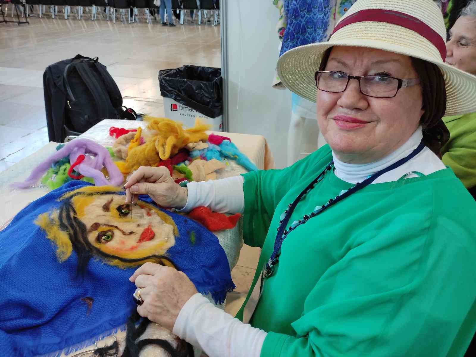 Resimlerini boya ve fırça yerine yünle yapıyor Bursa’da emekli resim öğretmeninin yün kullanarak yaptığı resimleri görenler hayran kalıyor. Uzun yıllar resim öğretmenliği yaptıktan sonra ...