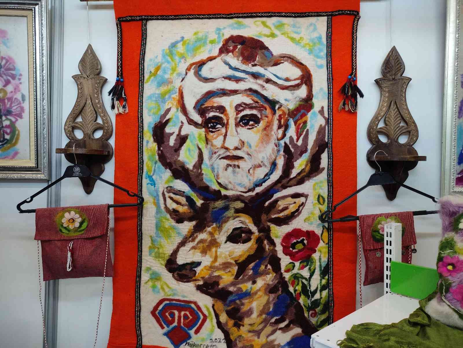 Resimlerini boya ve fırça yerine yünle yapıyor Bursa’da emekli resim öğretmeninin yün kullanarak yaptığı resimleri görenler hayran kalıyor. Uzun yıllar resim öğretmenliği yaptıktan sonra ...