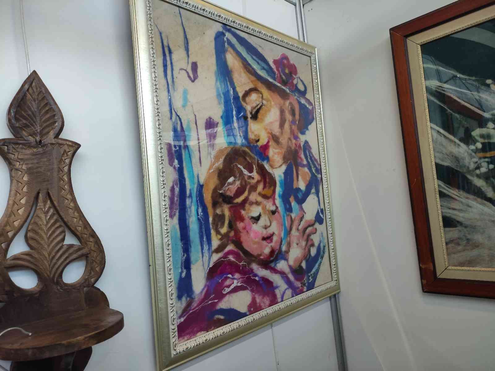 Bursa’da emekli resim öğretmeninin yün kullanarak yaptığı resimleri görenler hayran kalıyor. Uzun yıllar resim öğretmenliği yaptıktan sonra ...
