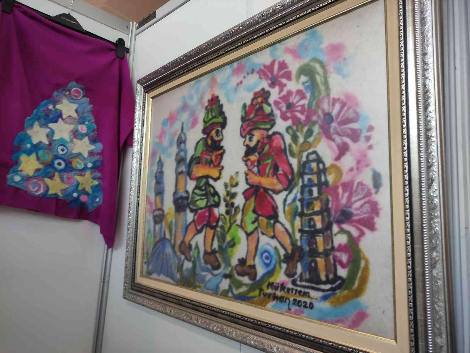 Resimlerini boya ve fırça yerine yünle yapıyor Bursa’da emekli resim öğretmeninin yün kullanarak yaptığı resimleri görenler hayran kalıyor. Uzun yıllar resim öğretmenliği yaptıktan sonra ...