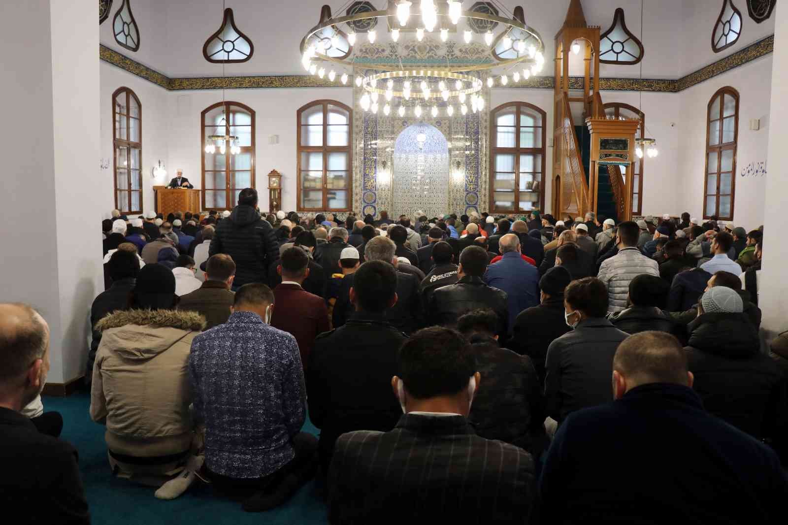 Sakarya’da kısıtlamasız bayram namazı Koronavirüs kısıtlamalarının büyük oranda kalkmasıyla birlikte 2 yılın ardından Sakarya’da camide cemaatle bayram namazı kılındı. Kısıtlamaların ...