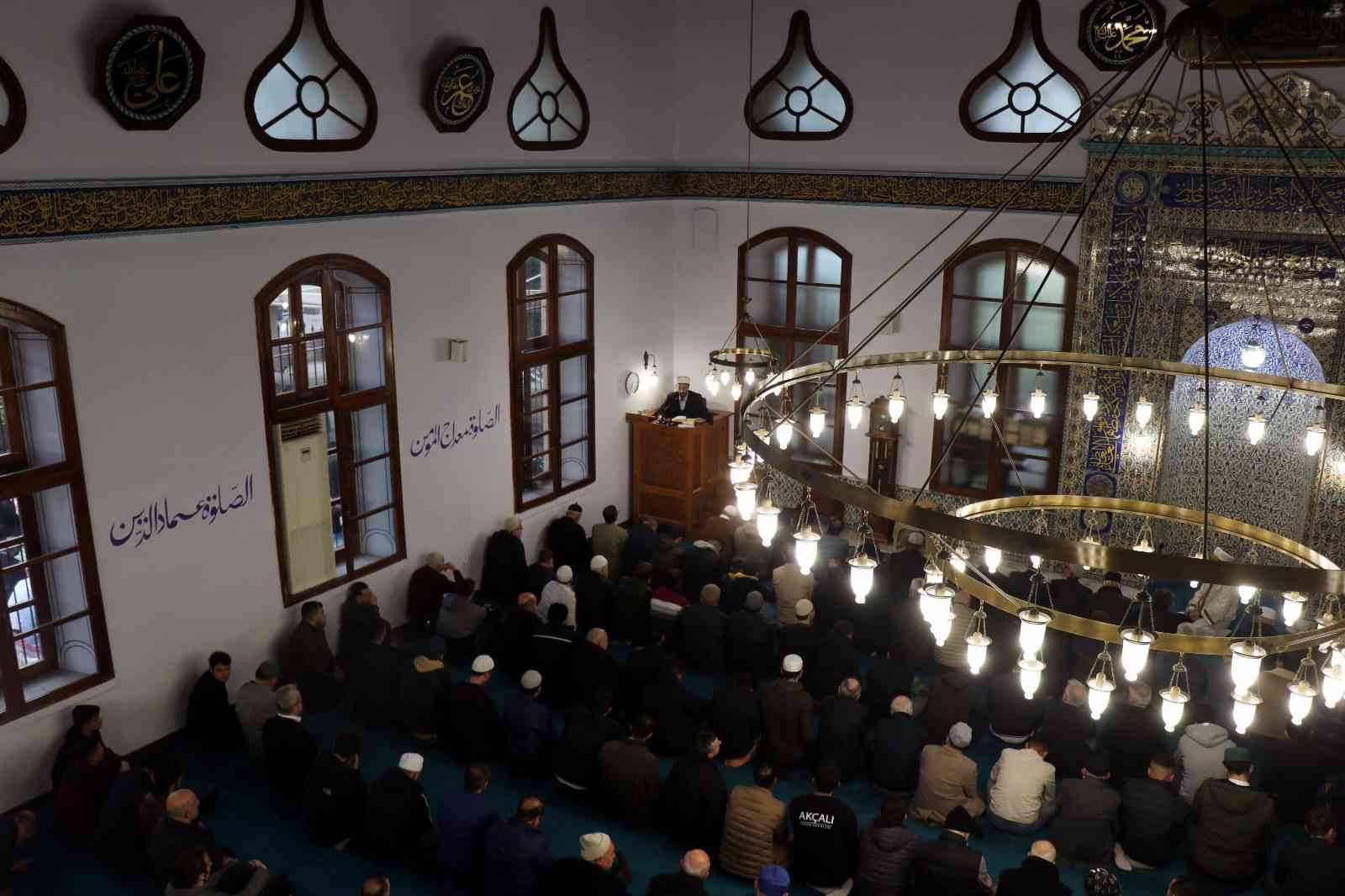 Sakarya’da kısıtlamasız bayram namazı Koronavirüs kısıtlamalarının büyük oranda kalkmasıyla birlikte 2 yılın ardından Sakarya’da camide cemaatle bayram namazı kılındı. Kısıtlamaların ...