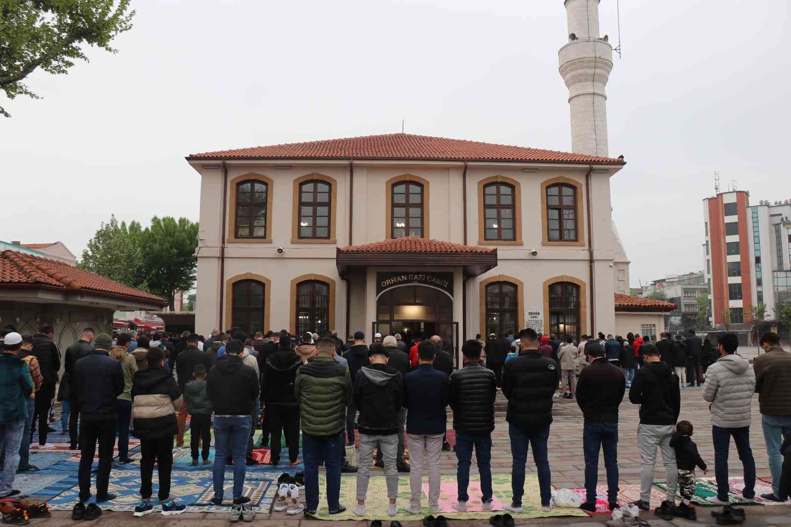 Sakarya’da kısıtlamasız bayram namazı Koronavirüs kısıtlamalarının büyük oranda kalkmasıyla birlikte 2 yılın ardından Sakarya’da camide cemaatle bayram namazı kılındı. Kısıtlamaların ...