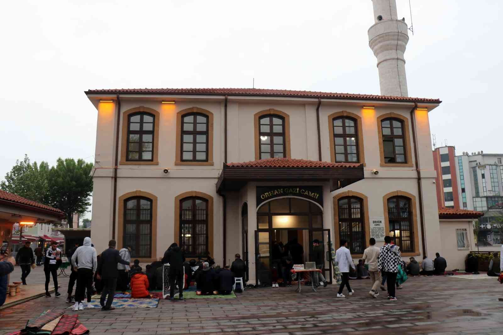 Sakarya’da kısıtlamasız bayram namazı Koronavirüs kısıtlamalarının büyük oranda kalkmasıyla birlikte 2 yılın ardından Sakarya’da camide cemaatle bayram namazı kılındı. Kısıtlamaların ...